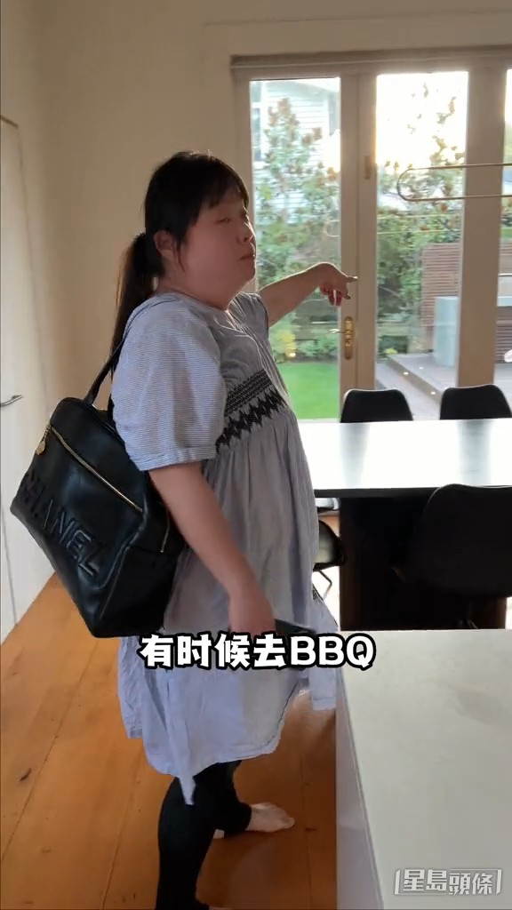 飯枱旁可走出去花園。