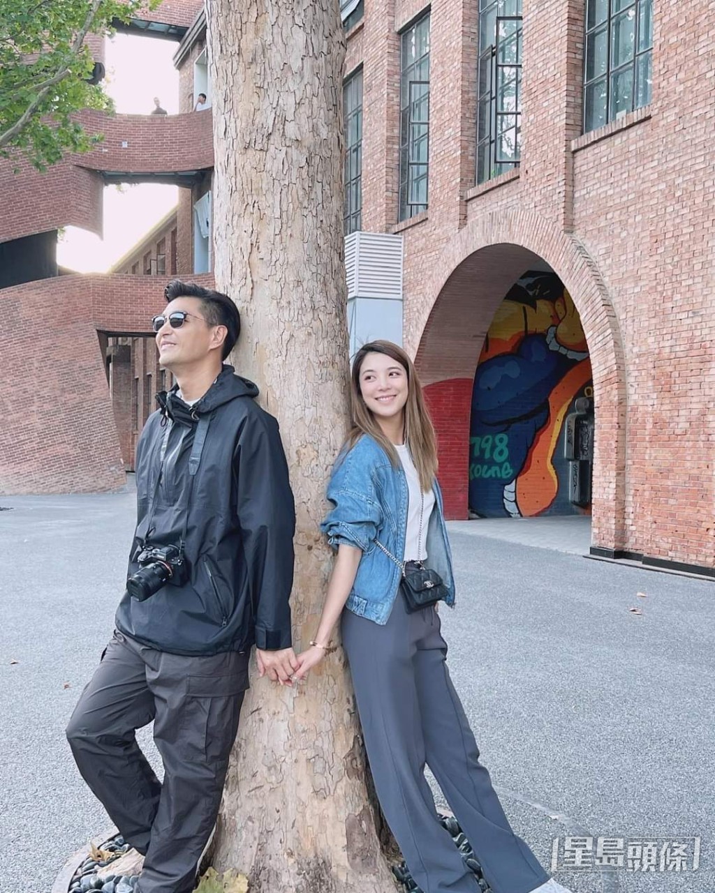 展鵬好重視家庭生活,返內地拍戲都帶埋老婆喺身邊。