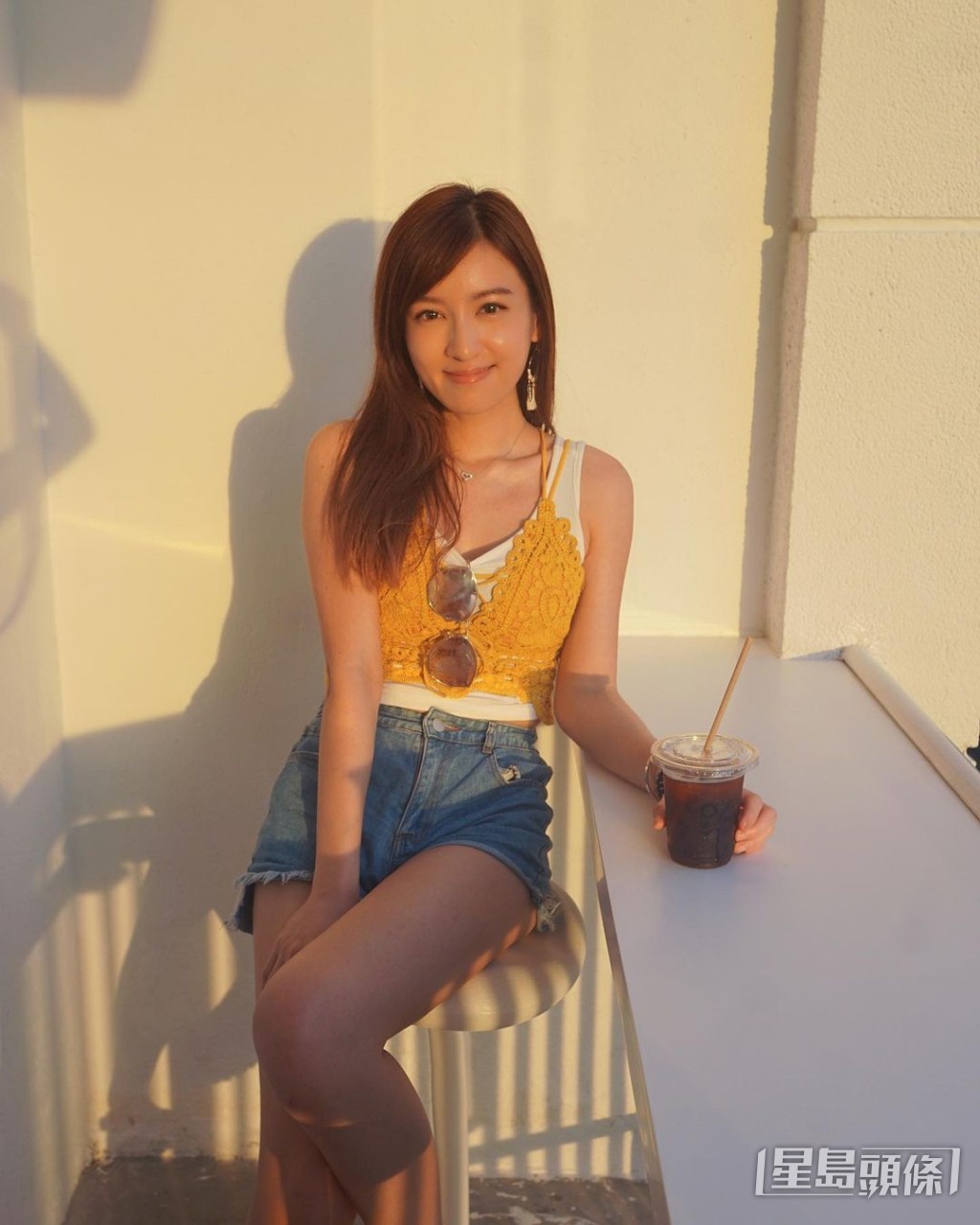 陳嘉倩露出白滑美腿。