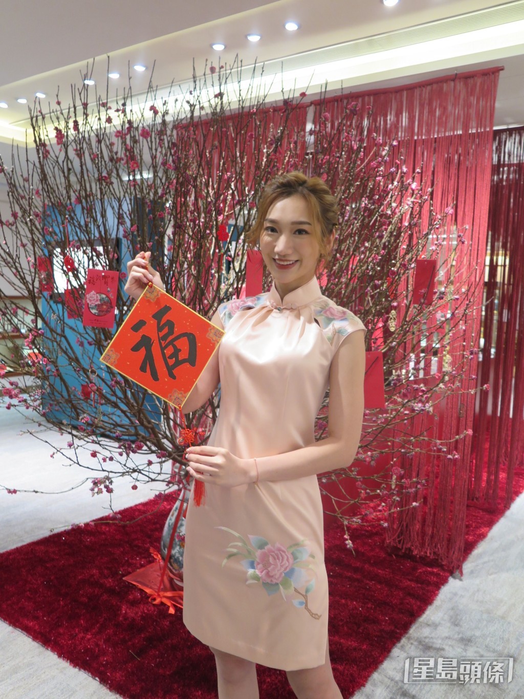 本身是學霸的Cathy，更寫得一手好書法，手上的揮春正是出自她手筆。