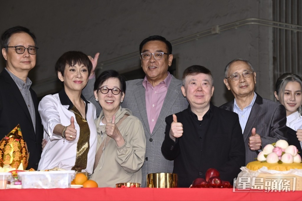 台前幕后的要员均有出席。