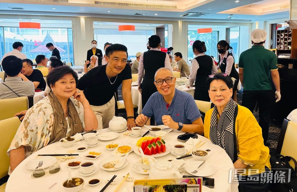 黃淑儀(左)周圍飛與朋友見面。