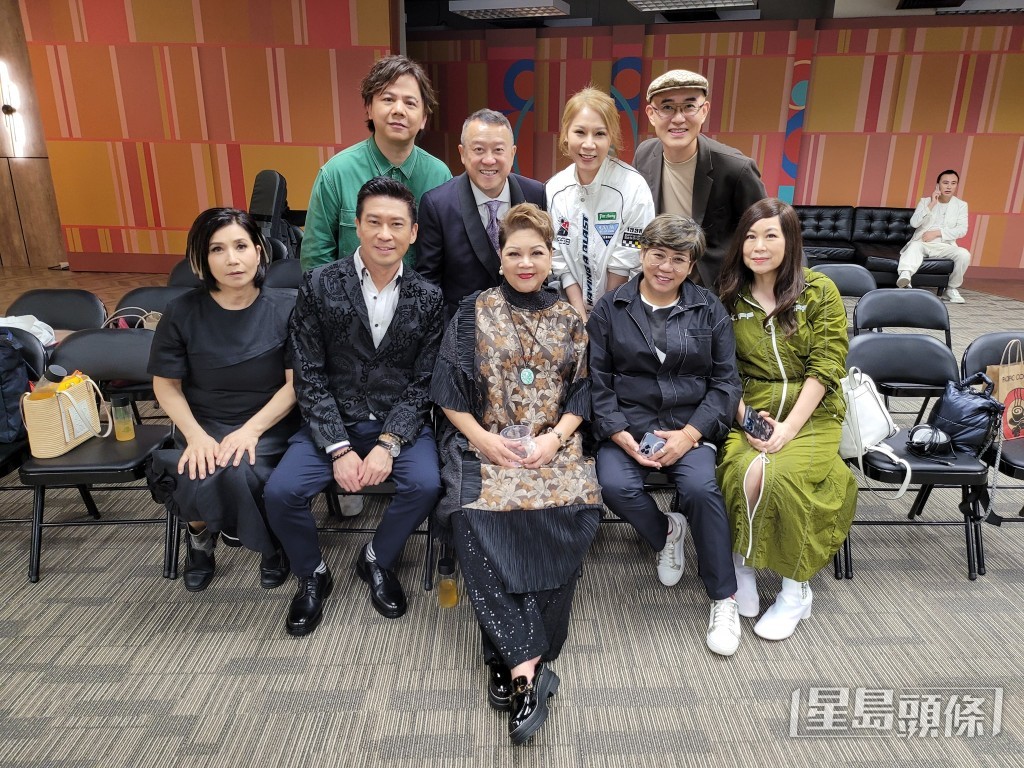 一班評判。