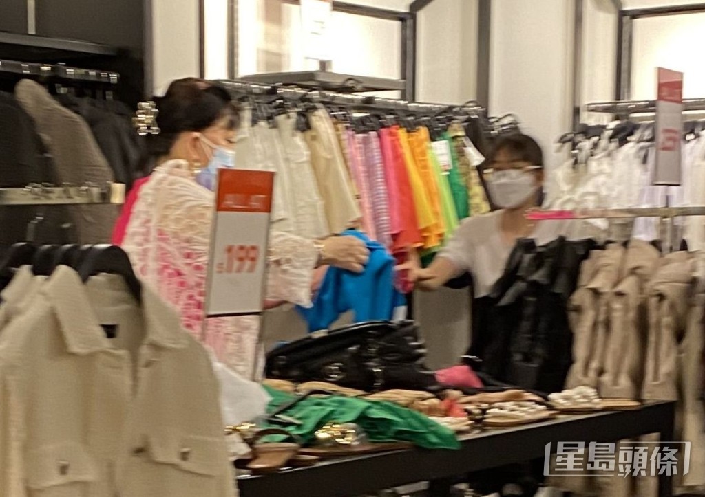 花姨邊試邊不停叫Sales攞大碼畀佢。