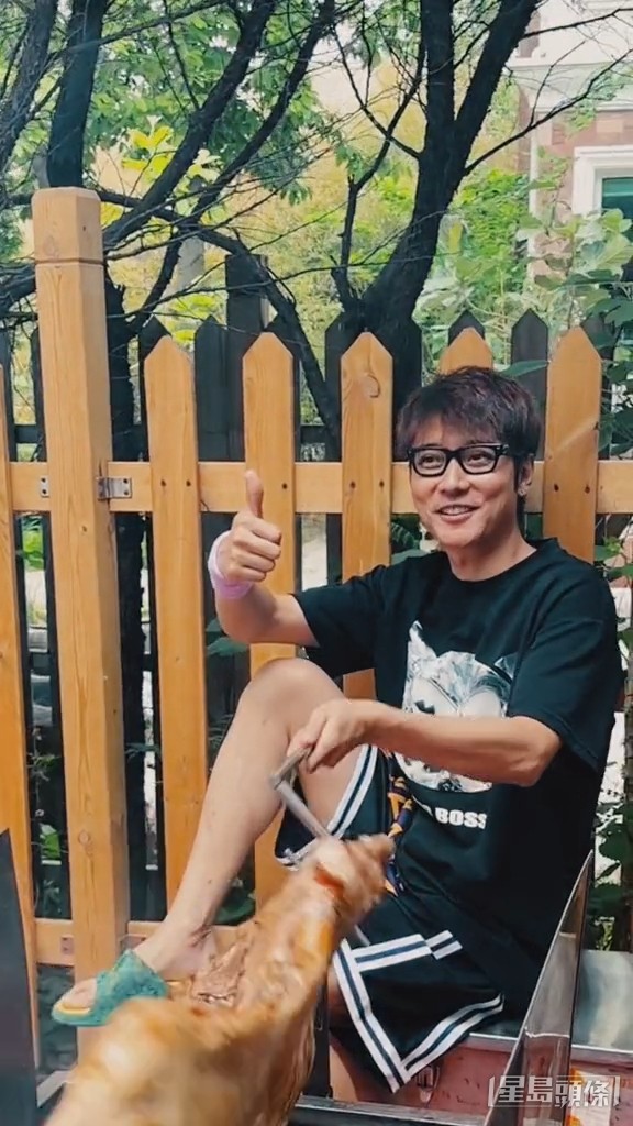 其間張丹峰一邊燒肉一邊戙腳,仲滿面笑容豎起大拇指。