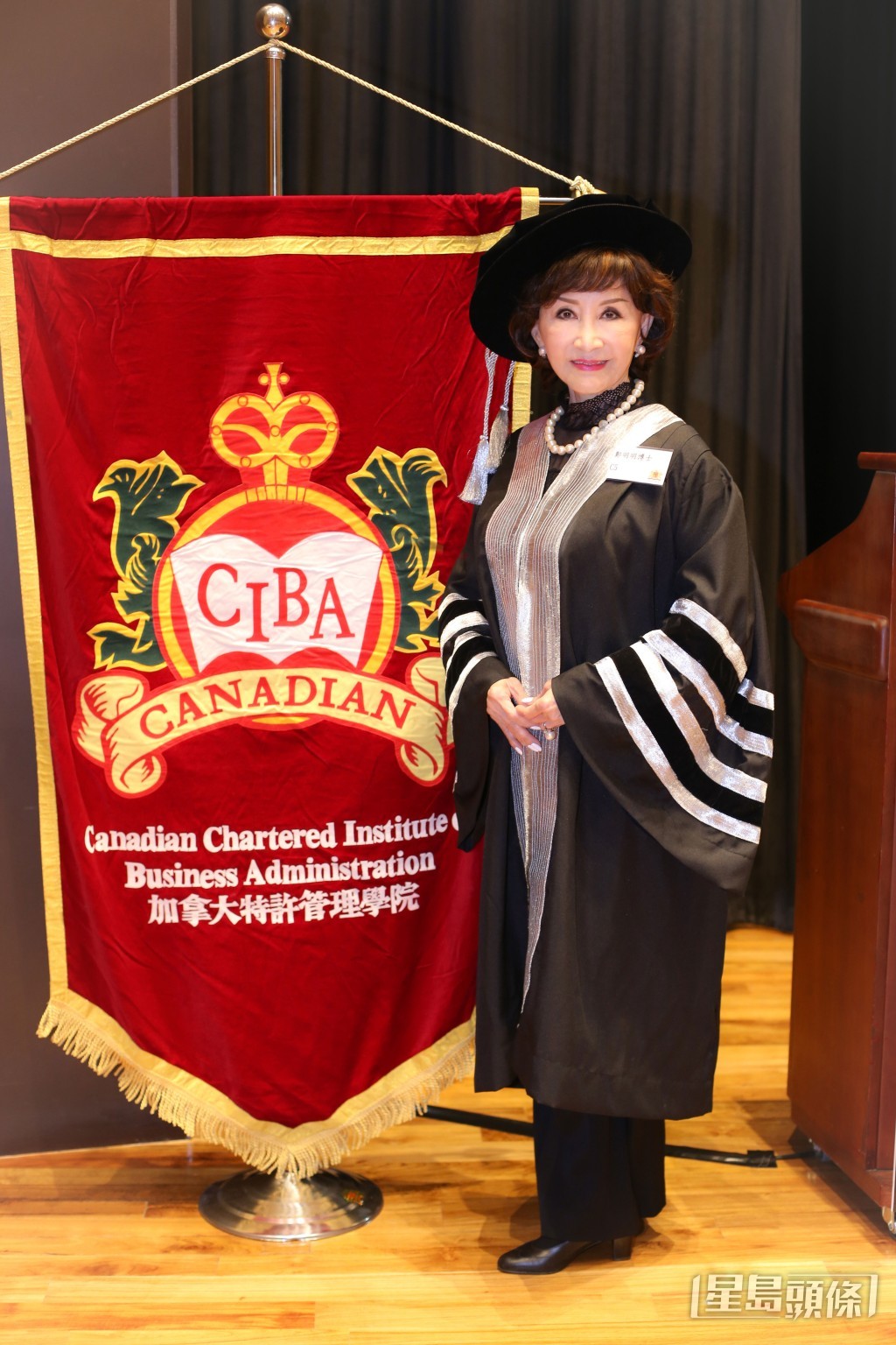 一直推動美容業發展的鄭明明,行善亦不遺餘力,2016年她更獲頒「加拿大特許管理學院」院士及「林肯大學」榮譽博士。