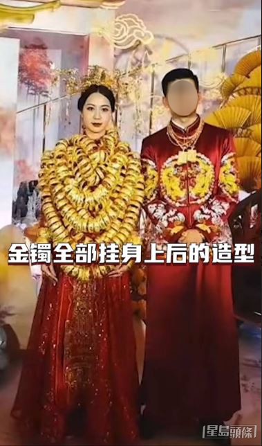 就連新郎的十隻手指都戴上金戒指及胸前掛上金牌。  ​