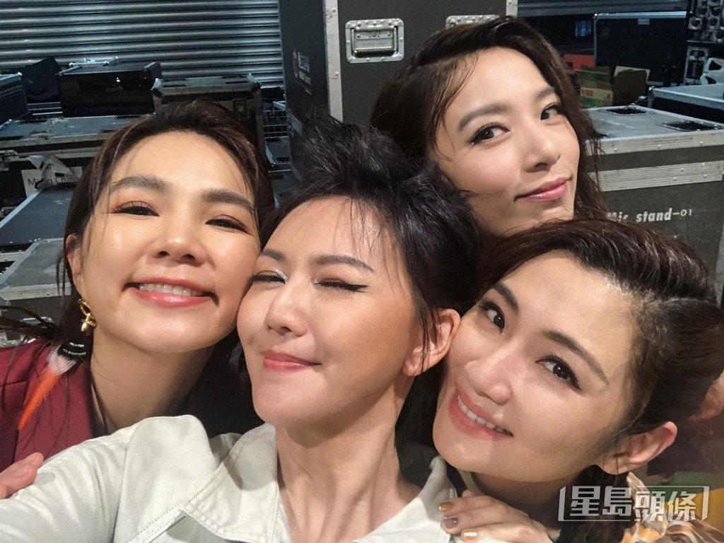 與台灣組合S.H.E差不多時間出道。