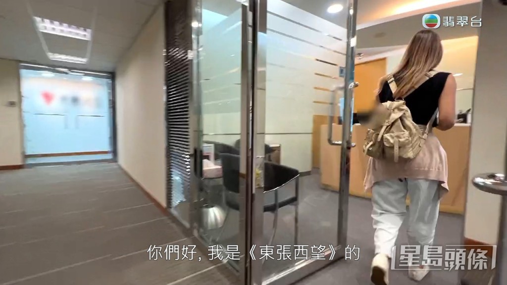 不過李旻芳上門着黑色小背心,令網民即刻醒神返。