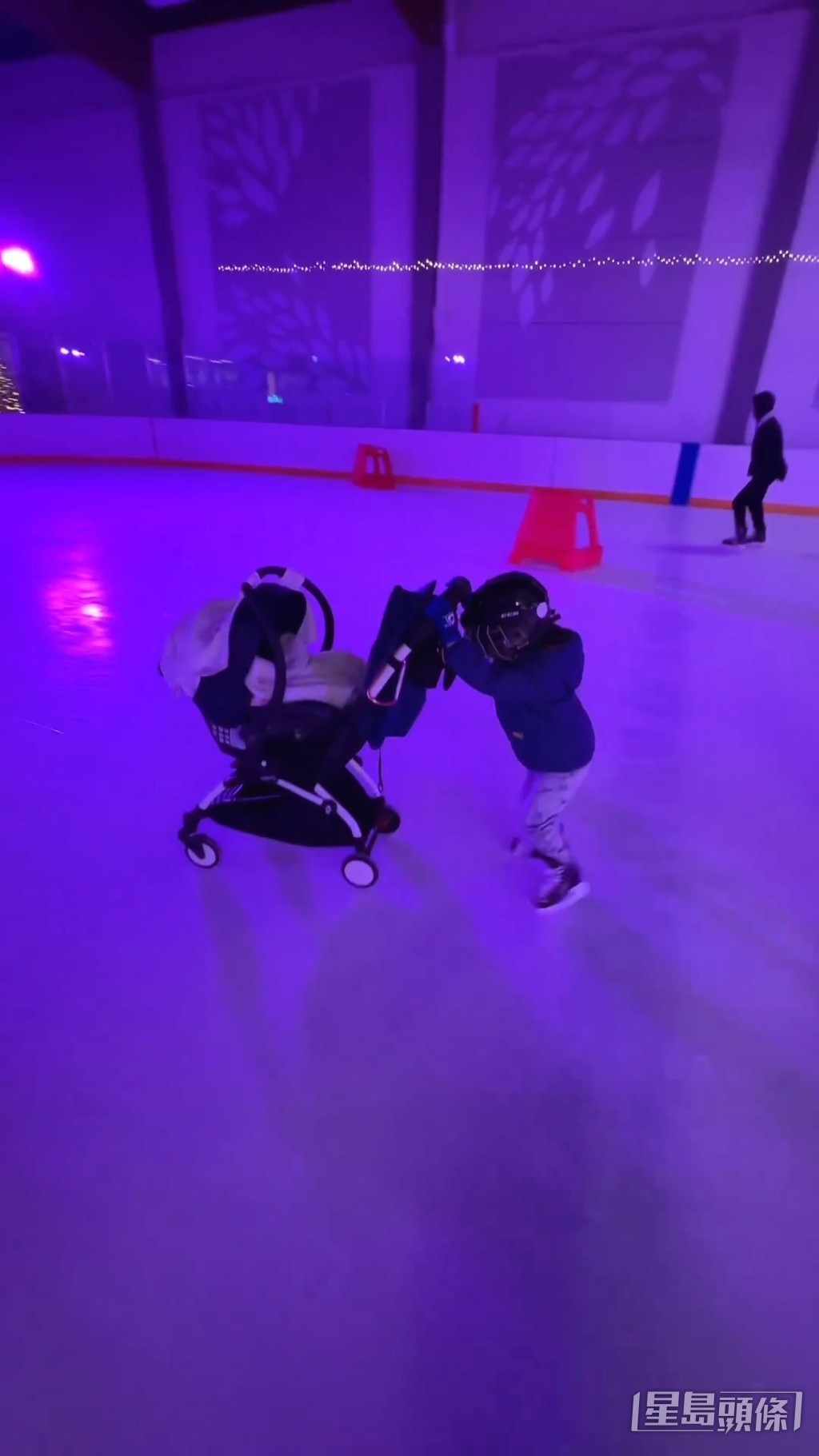 另一條片則見到Jared推着BB車溜冰，家姐Kelly一直緊從其後。