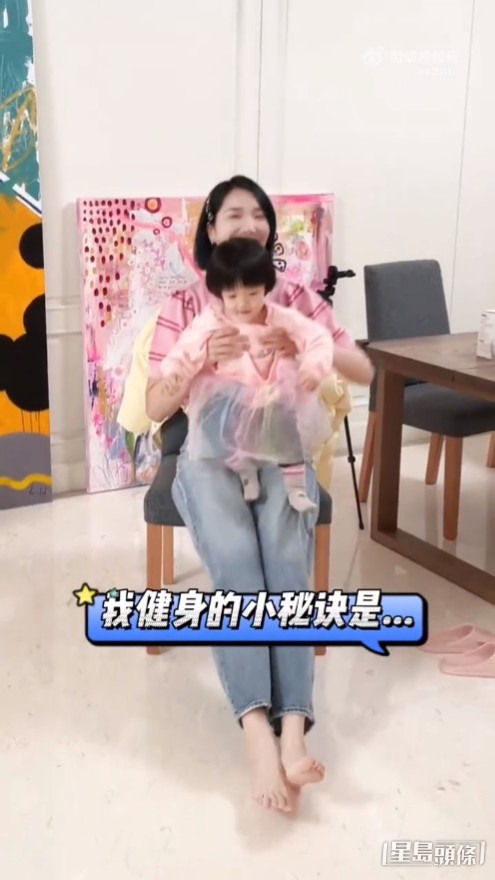 李亞男在家中與兩個囡囡玩遊戲。