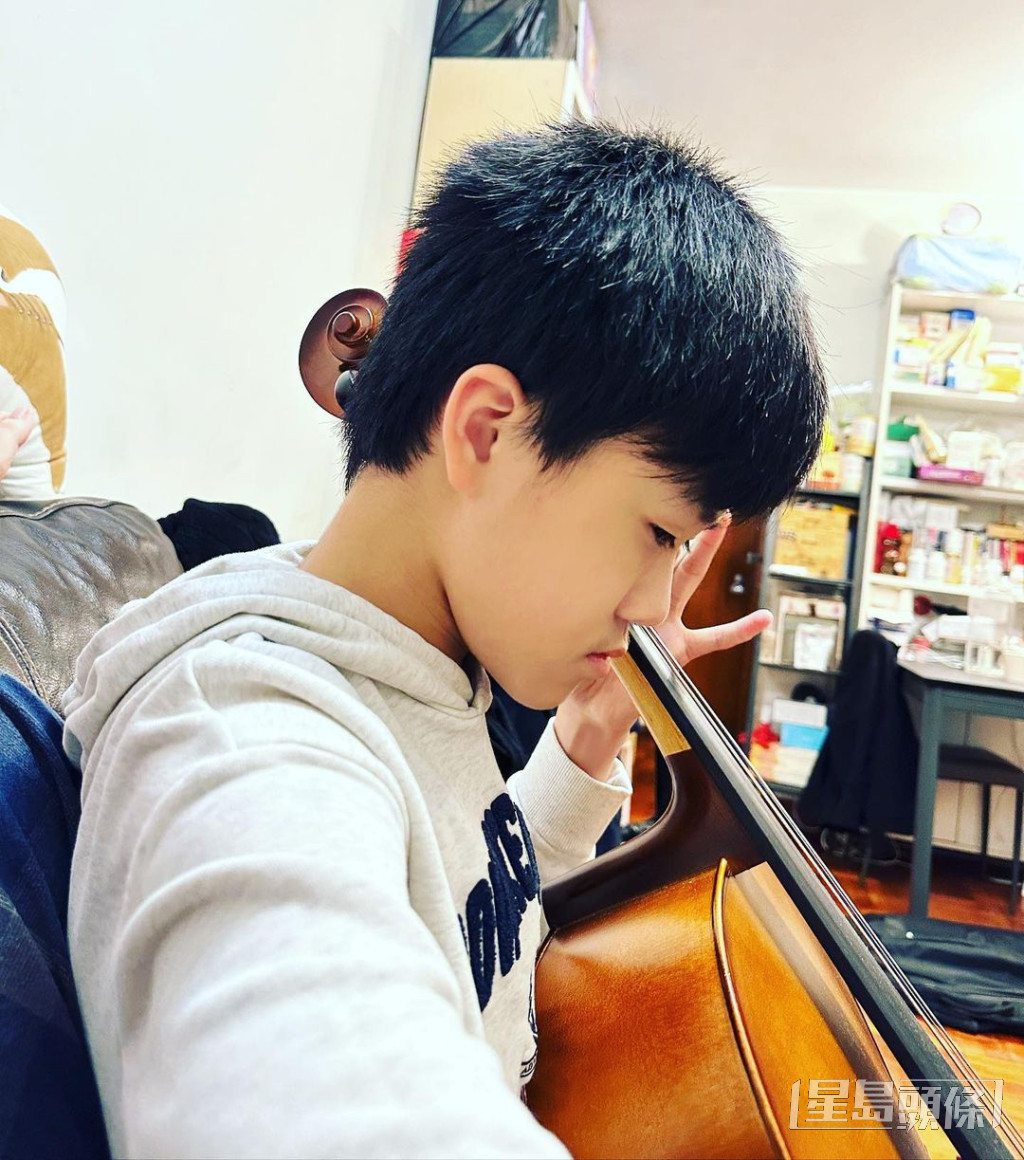 Philip仔興趣廣泛、多材多藝，還會拉大提琴。