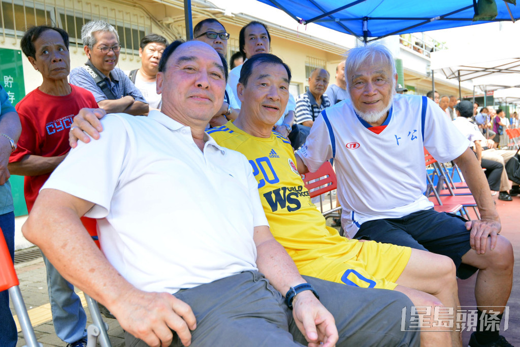 何鑑江（右）近年何鑑江活躍於網台足球節目。