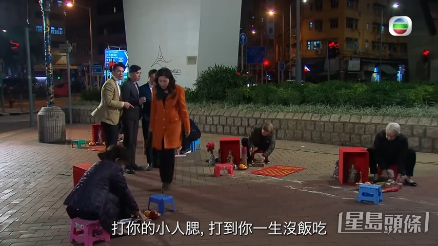 大小姐忍唔住走去望一望。