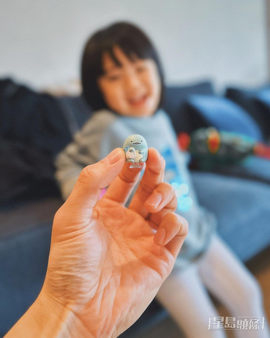 周柏豪分享愛女與玩具的合照，網民大讚囡囡可愛。
