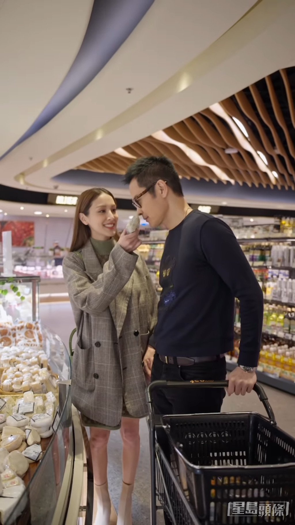 片中，產前的陳凱琳與鄭嘉穎甜蜜漫遊超市。