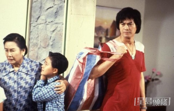 從影多年的黎宣在70年代加入電視圈，1990年轉投無綫，在《大時代》飾演「丁蟹」鄭少秋母親。