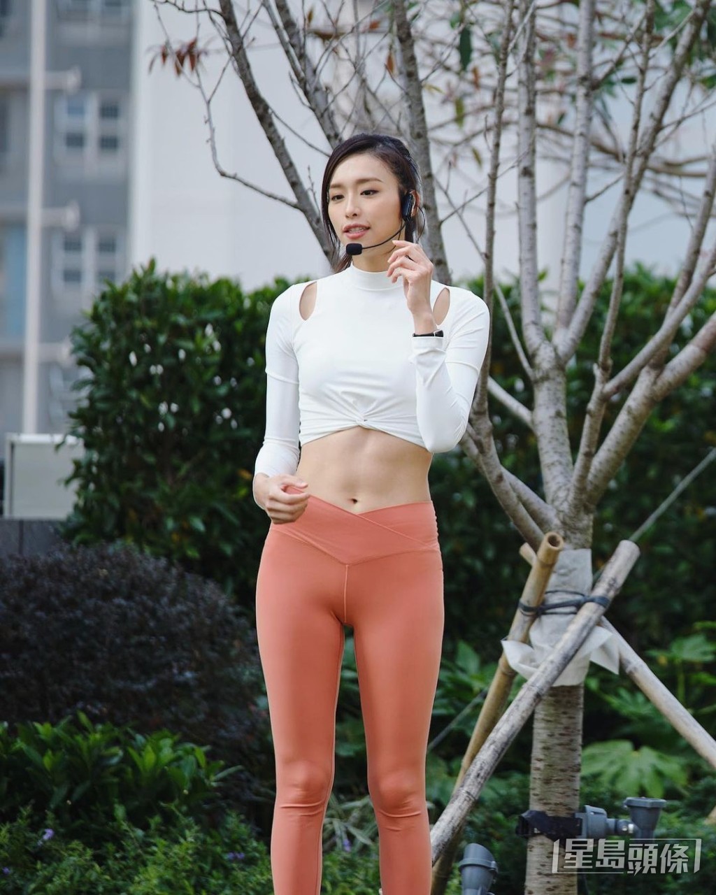 曾淑雅露腰上陣騷腹肌教普拉提，在場學生幾乎清一色是男士。