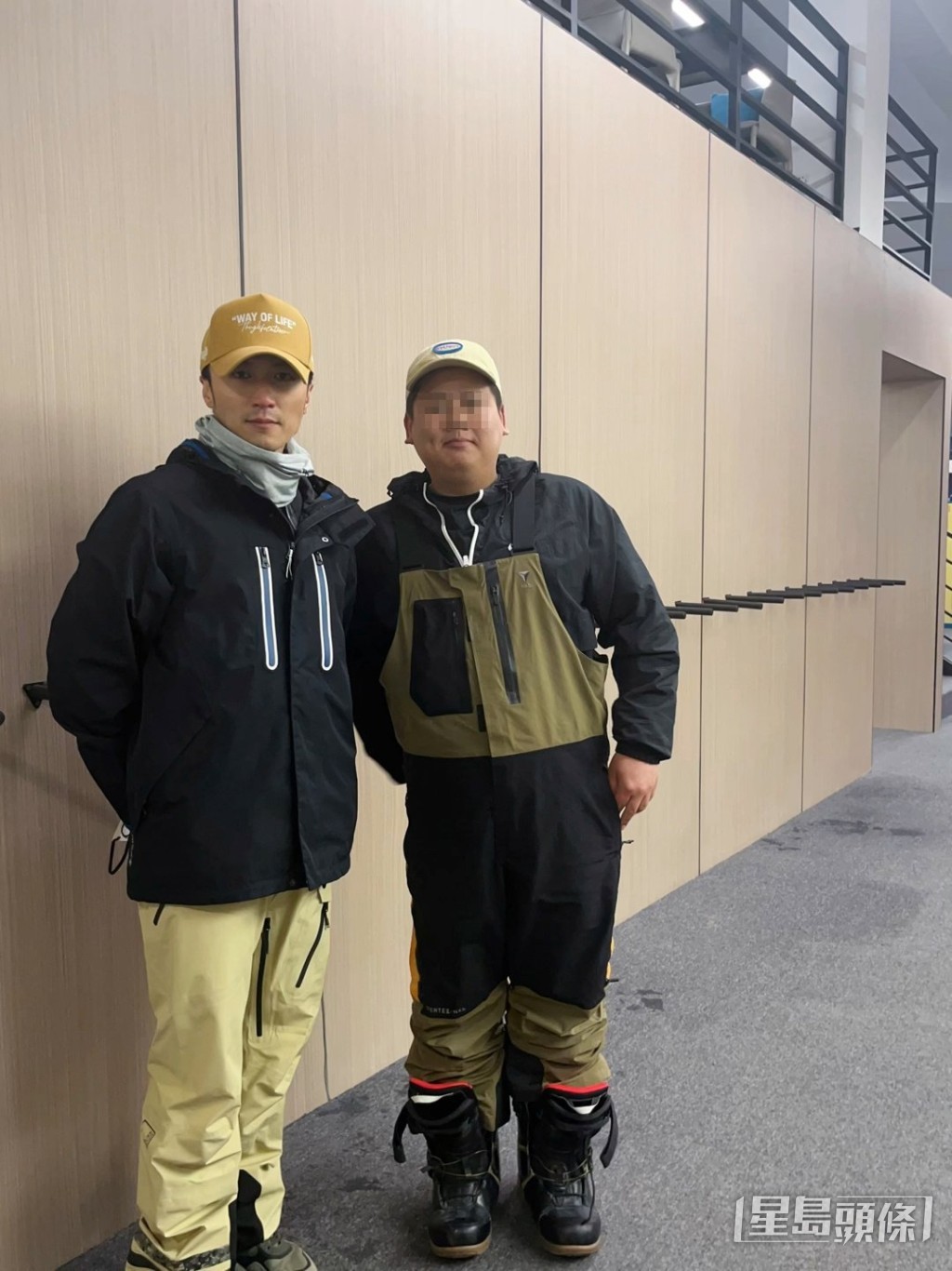 最近有內地網民在北京一個滑雪場巧遇謝霆鋒，卻叫他做叔叔，引來其他網民圍剿。