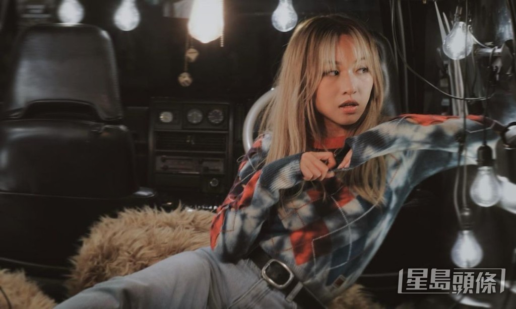 鄭融月前出咗新歌。