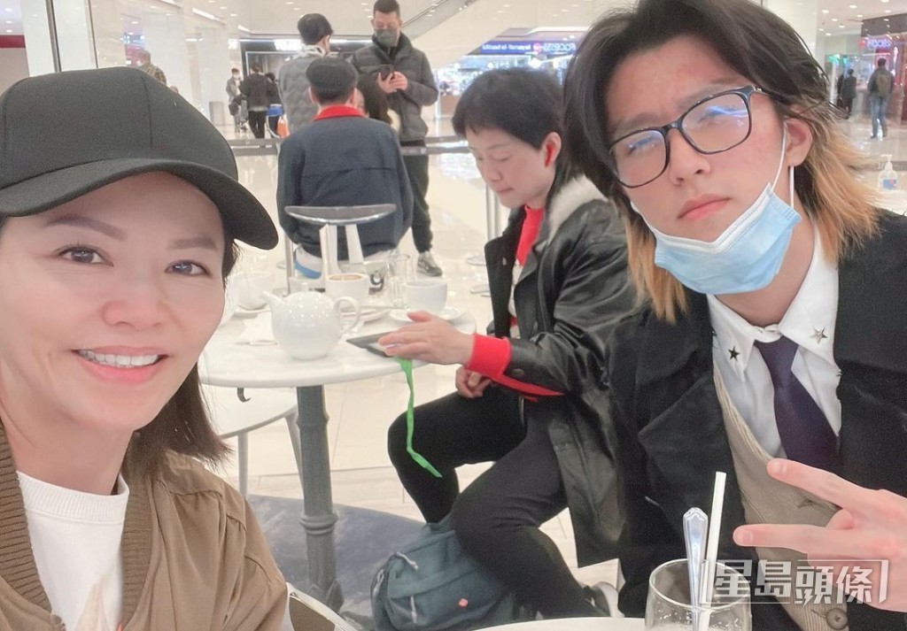 林寶早前返港過年,母親康子妮好開心。 