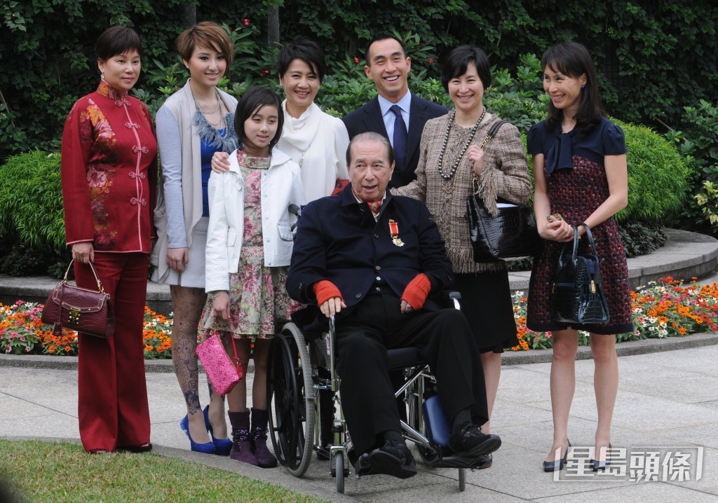 除四太外,二房長女何超瓊以38億美元(約296.4億港元)排22,二房孻子何猷龍則以14億美元(約109.2億港元)排行46。