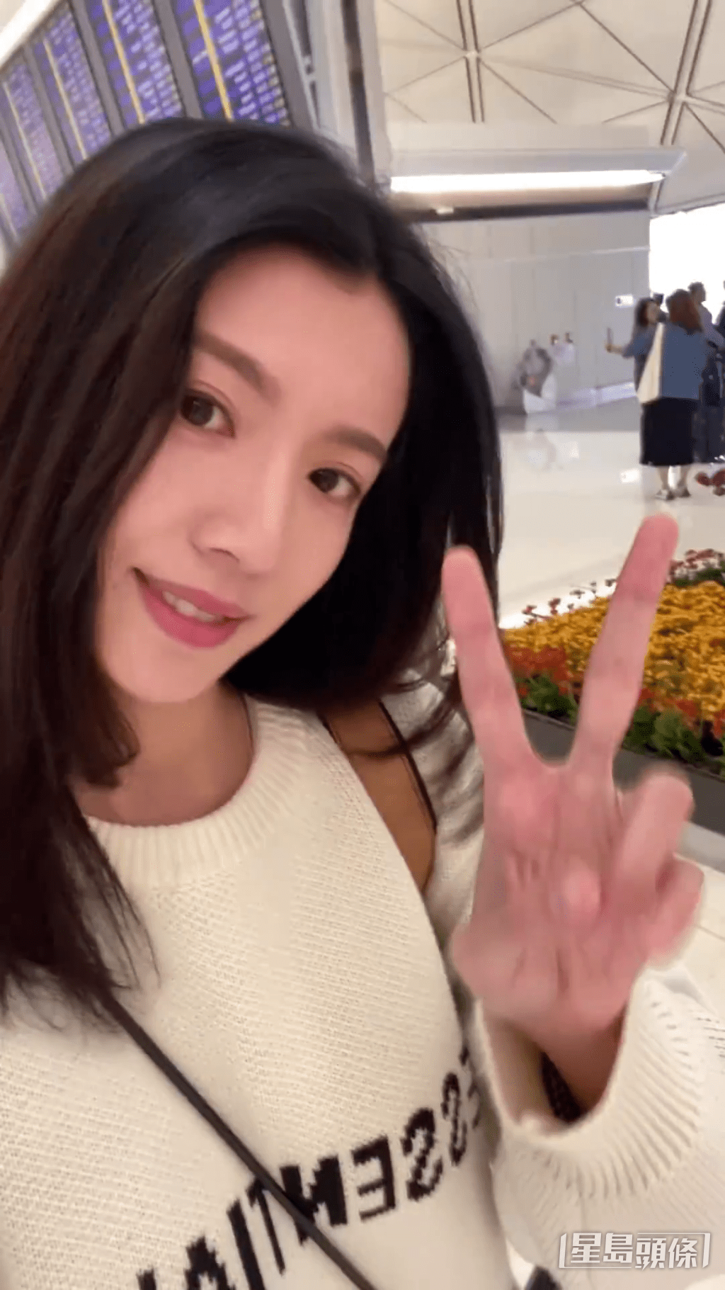 蔡思贝淡妆上机。