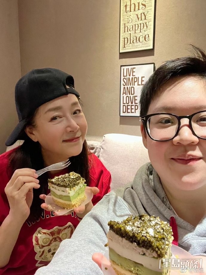 37歲朱宇豐(右)畢業於瑞士名牌大學Les Roches酒店管理學院,之後充當恬妞的經理人。