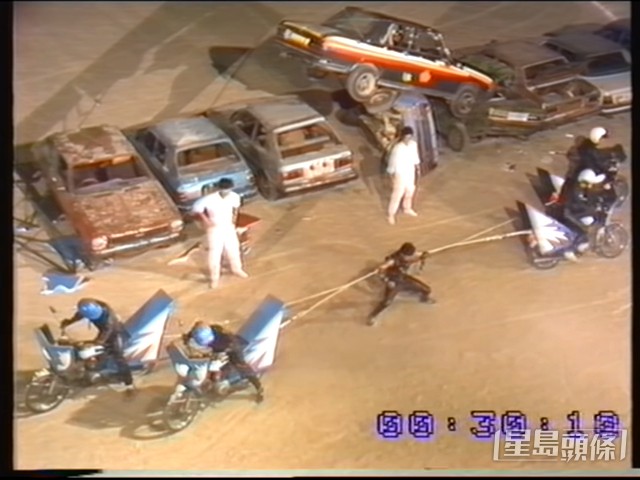 【1984年】譚詠麟雙臂力敵四匹電單車!最後維持逾30秒,內地網民之前翻炒片段,更指如果表演失敗,會成為現代版五馬分屍。