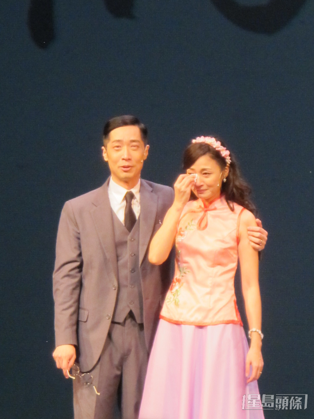 馬浚偉在2016年自編自導自演舞台劇《偶然．徐志摩》，首位演出女主角「陸小曼」的是萬綺雯。
