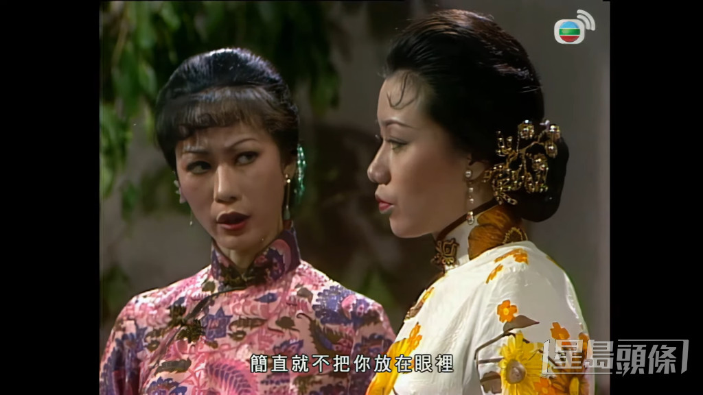 1968年，黄文慧（左）获资深电视人周梁淑怡邀请加入电视圈，成为无线电视旗下艺人。早期走性感路线的黄文慧，后来转型演尽反派、邪牌配角，逐渐成为一名甘草演员，她曾参演的TVB剧包括《家变》、《强人》、《绝代双骄》及《京华春梦》等。（《京华春梦》截图）