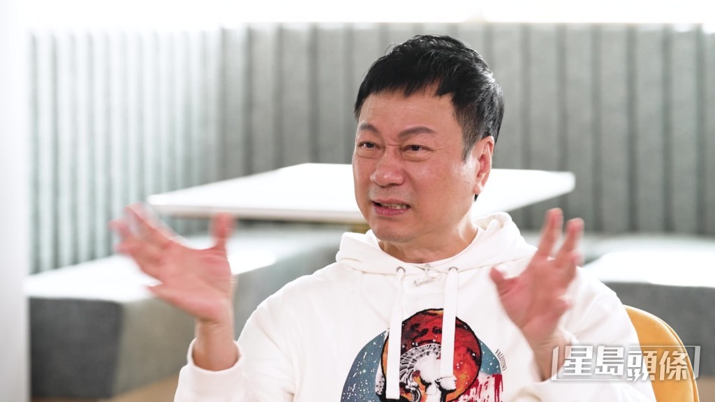 黎耀祥的父母因為咁,出入經常帶他搭的士。