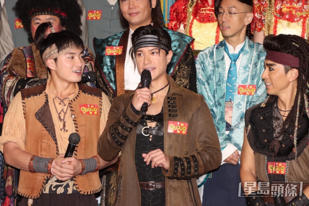 一班演員都着劇中服飾現身。