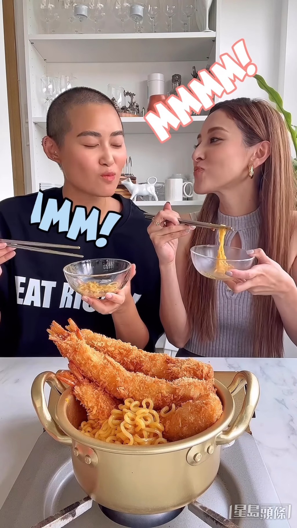 两人一同品尝美食。  ​