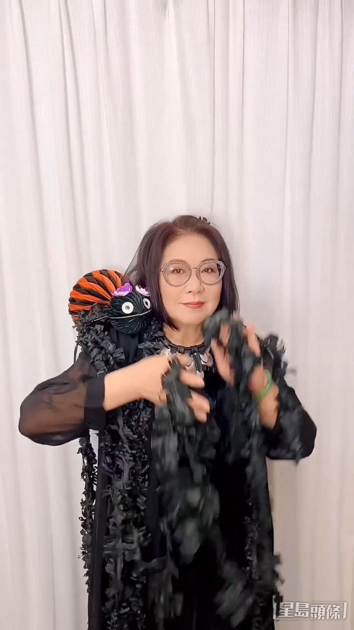 今年72歲的李司棋，一直都走到潮流尖端，早兩年貼過黑絲女巫相過萬聖節，今年她繼續扮女巫，雖然裝束較密實，但一樣受到網民歡迎！
