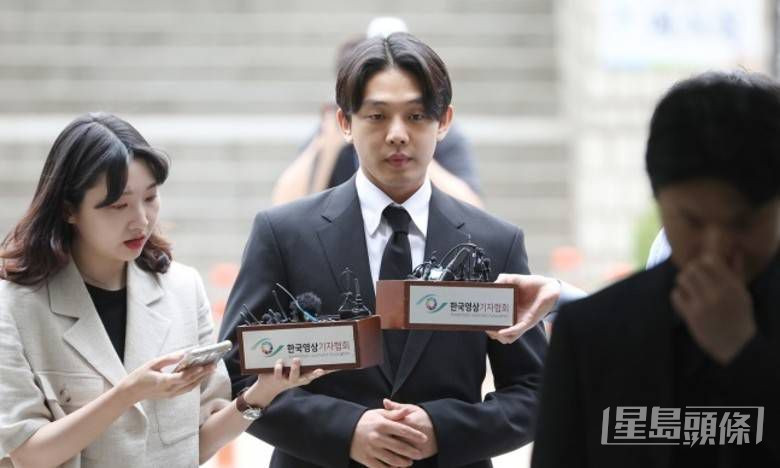 韓國影帝劉亞仁5月24日現身首爾中央地方法院，出席拘留前審訊。