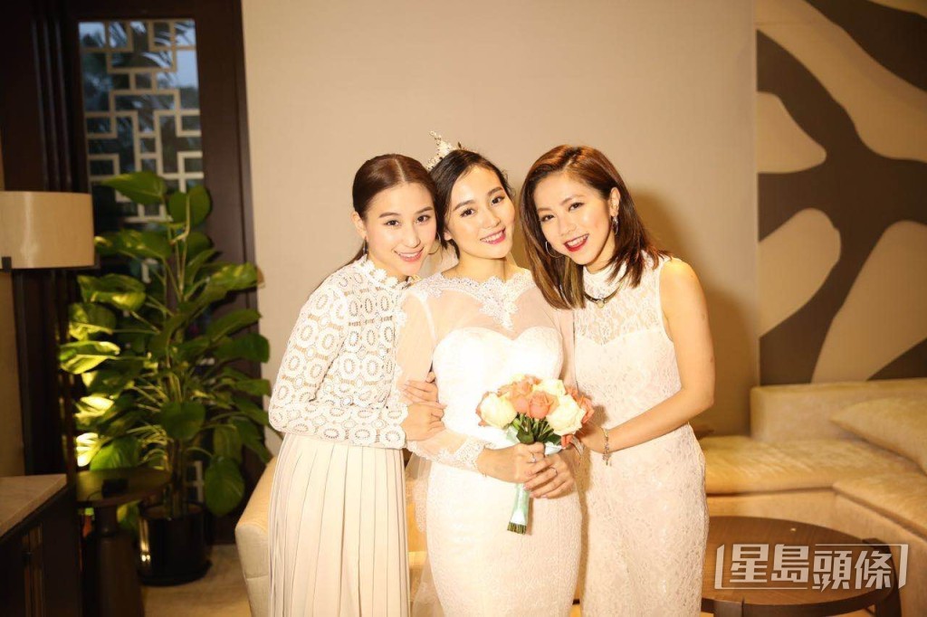 李蘊結婚時，獲好友G.E.M.（右）及何超蓮做姊妹。