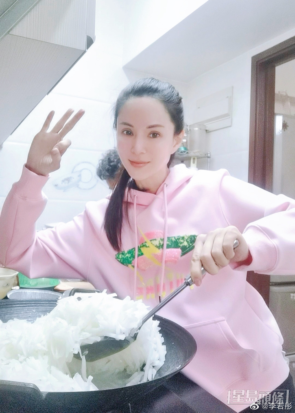 李若彤日前親手整蘿蔔糕。