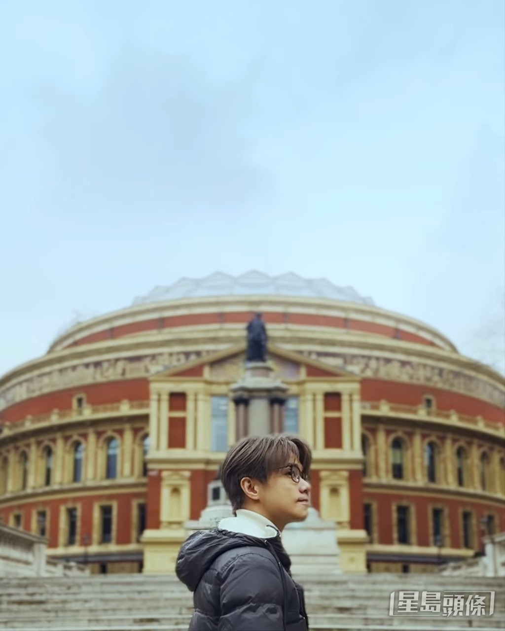 張敬軒到英國演出,帶同父母外遊。 