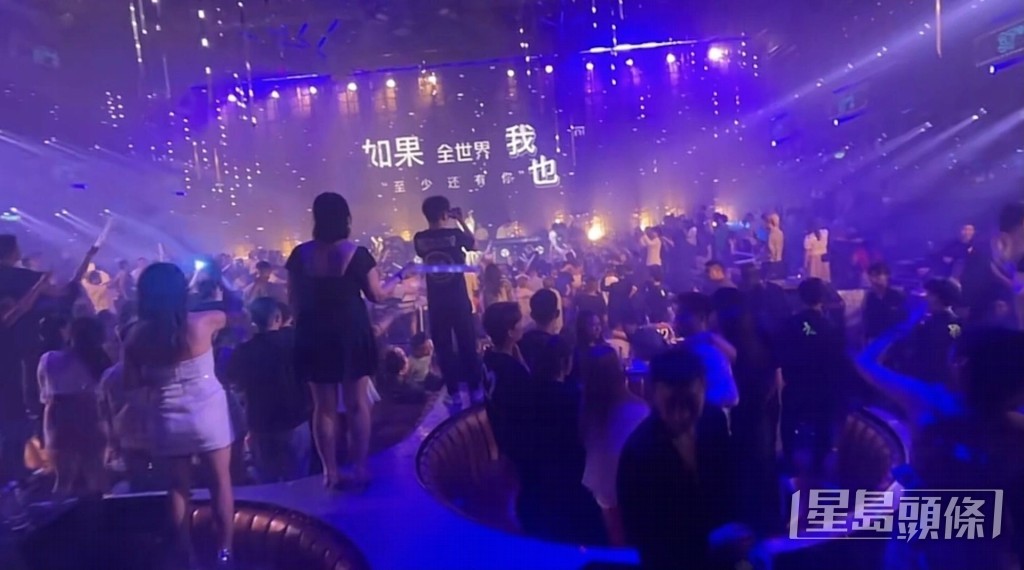 都好多人嚟聽王浩信唱。