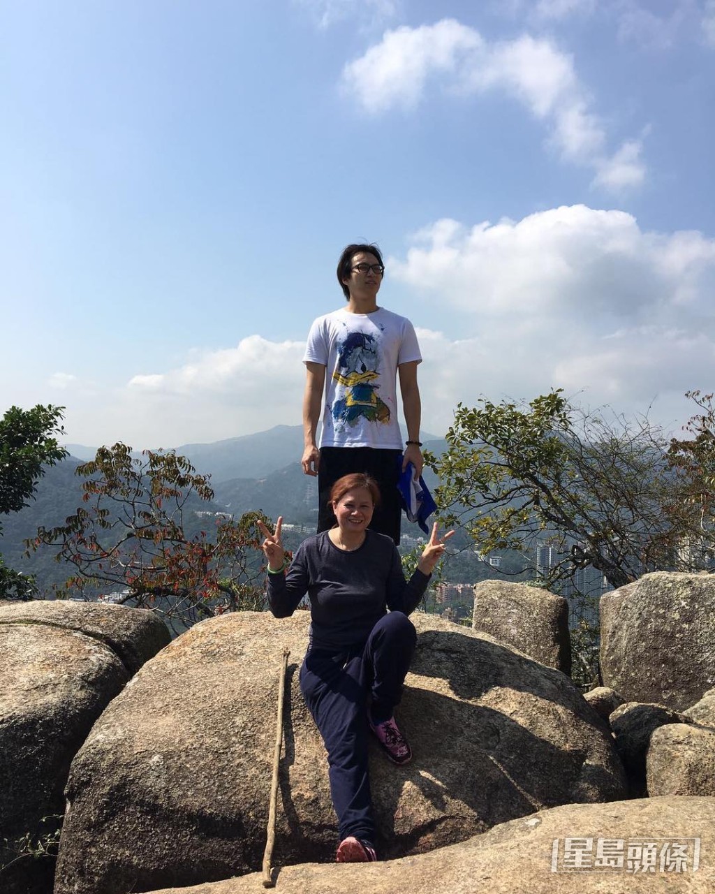 坤媽第一個Po貼出母子合照，並稱呼坤哥做肥仔，仲Hashtag「#我要做KOL」。