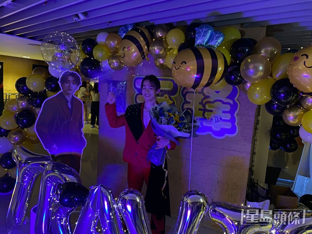 雖然就快掛八號風球,王鋒都去會合Fans影相。
