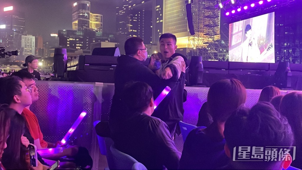 演唱会期间，网红刘马车因拍摄和座位问题与男观众发生争执。