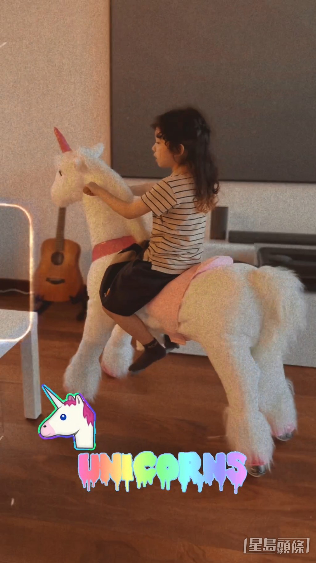 后面电视都好巨型！