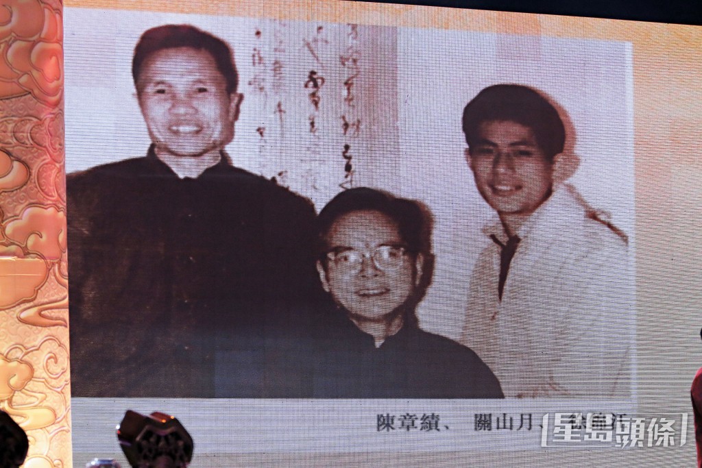 (左起)關山月女婿兼廣州美術學院教授陳章績、國畫大師關山月、入室弟子的徐錦江合照。