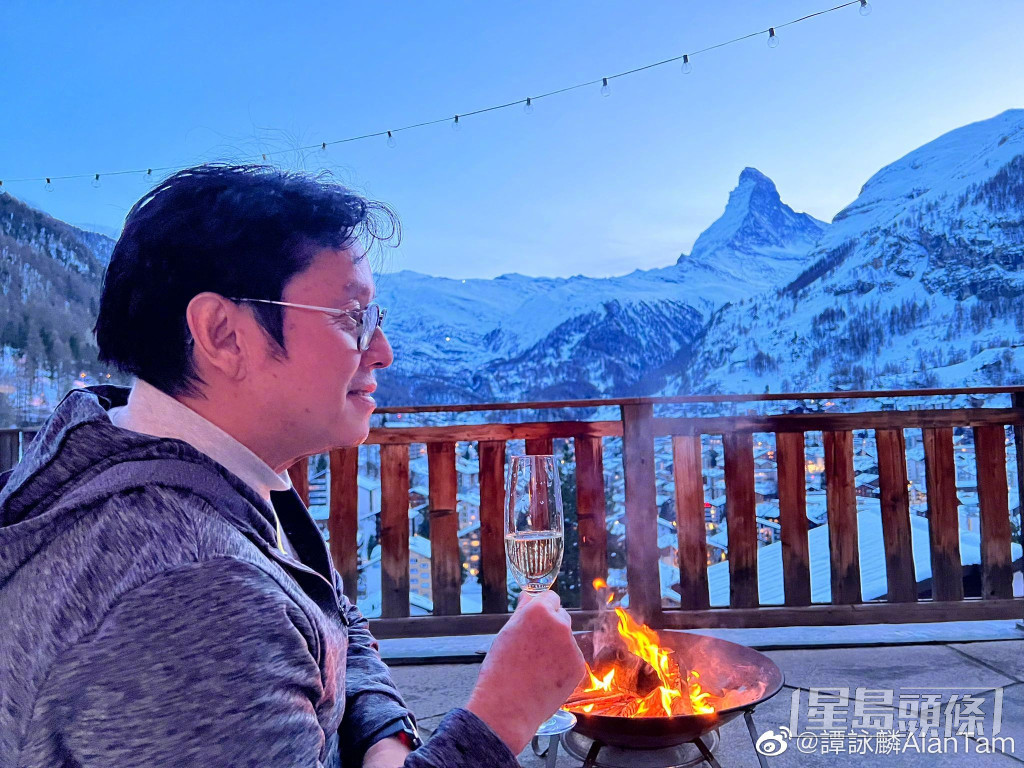 在雪山下飲香檳，旁邊有火爐取暖避免冷親。
