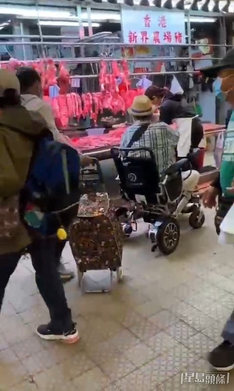 洪金寶親自落手揀餸，尾隨的外籍男傭則幫手拎餸。