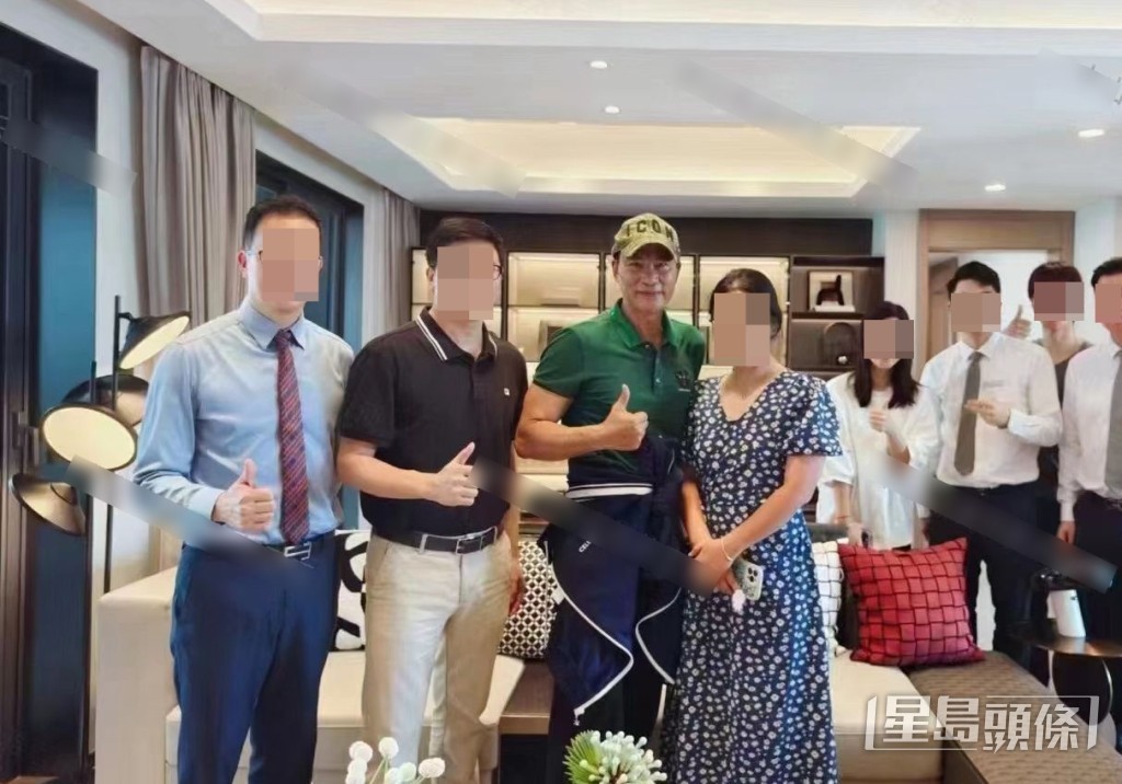 任達華又跟地產經紀合照,盡顯親民一面。