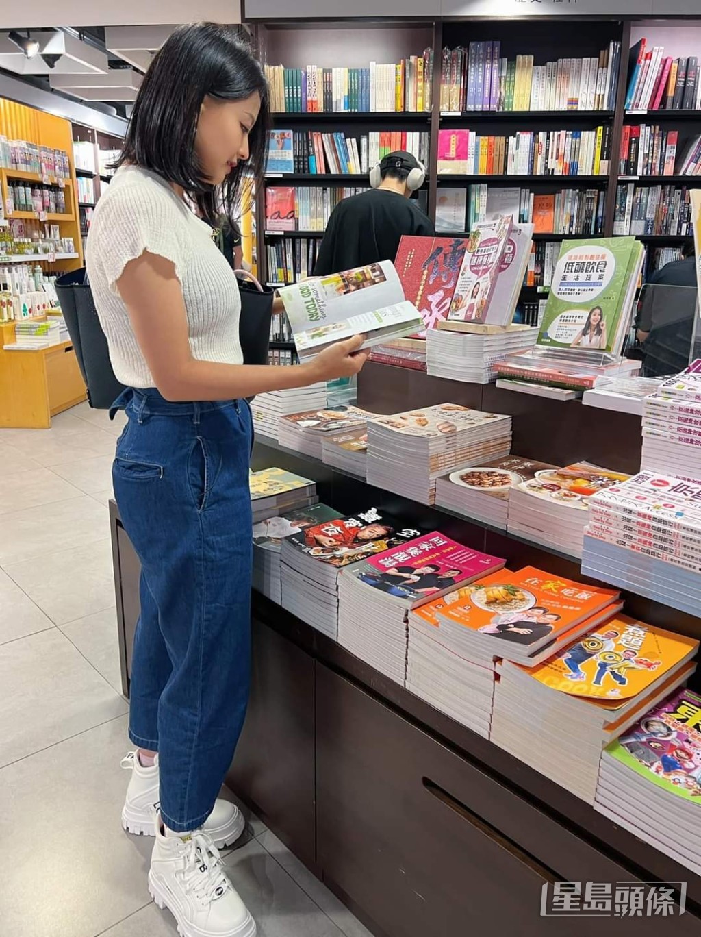 每年倩揚都會到書店巡視,著作都會放喺當眼位置。