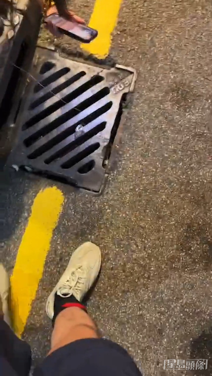 從林作上載的影片，只見裕美用鐵線在溝渠內嘗試撩出車匙。